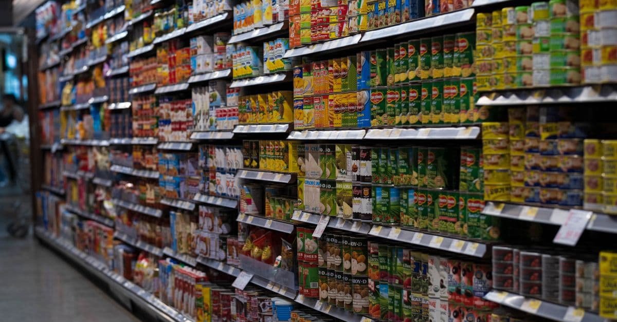 Schappen in de supermarkt met bonusproducten van Albert Heijn