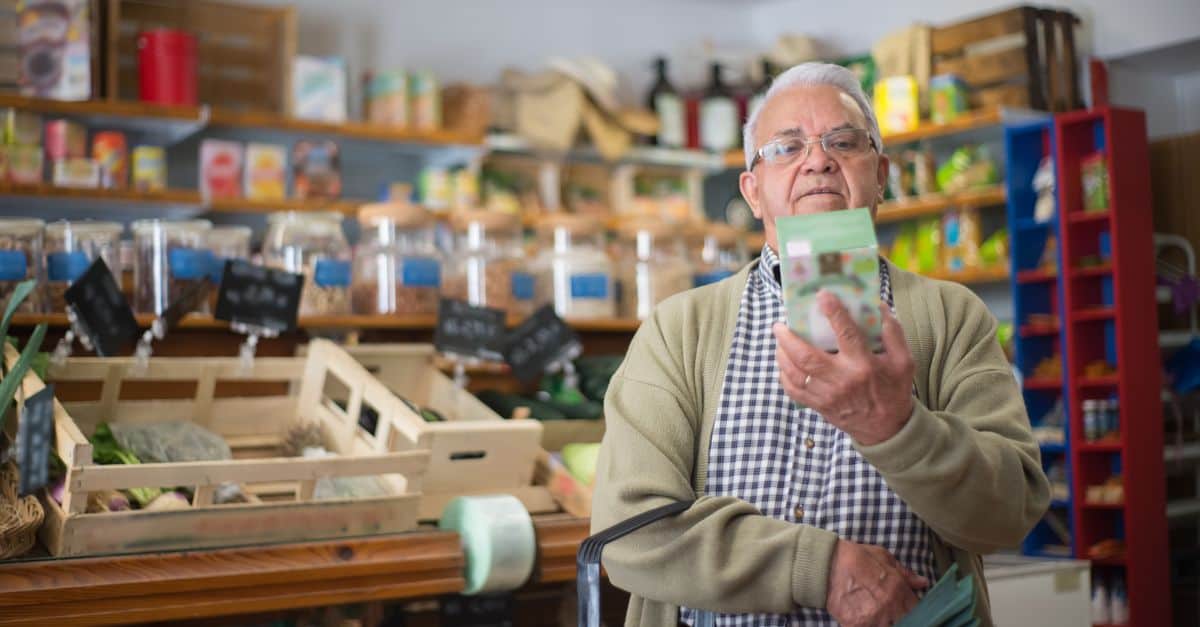 Letten op voedingswaarde en labels tijdens het winkelen